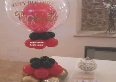 Centrotavola con pallone grande contenente altro palloncino dentro elegante rosso dorato allestimento addobbo su tavolo Lancio palloncini elio eventi matrimonio Stampa gigante personalizzata AncoAncona, Pesaro, Fano, Ascoli Piceno, San Benedetto del Tronto, Senigallia, Macerata, Jesi, Civitanova Marche, Fermo, Osimo