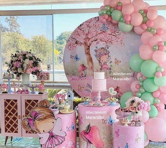 Elegante tavolo festivo in tonalità vivaci con tovaglioli e piatti rosa.  matrimonio, compleanno, baby shower, decorazione per feste da ragazza.