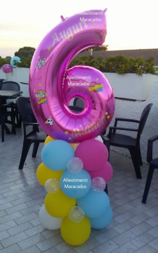 Numero 4 festa di compleanno di composizione con palloncini e