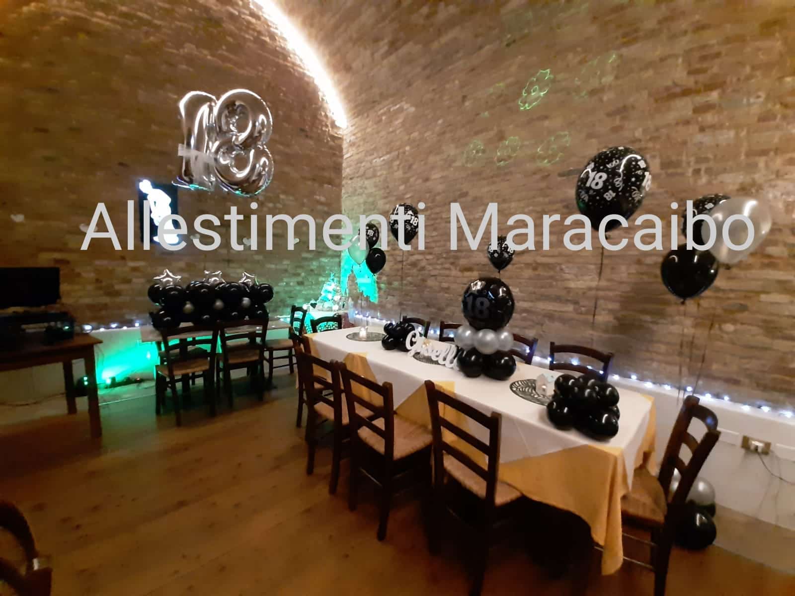 Numero luxury 18 anni e centrotavola diciottesimo allestimento diciotto anni palloncini a tema festa event planner Ancona Macerata
