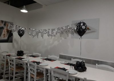 Scritta buon compleanno palloncini argento + composizione palloncini ad elio con base sopra tavolo 18 anni diciotto