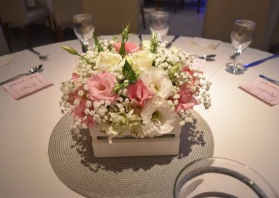 Centrotavola con fiori per allestimento tavoli battesimo primo compleanno cerimonie