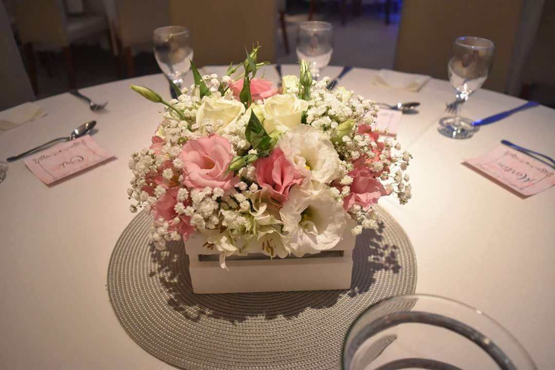 Centrotavola con fiori per allestimento tavoli battesimo primo compleanno cerimonie Centrotavola con fiori per allestimento tavoli battesimo primo compleanno cerimonie