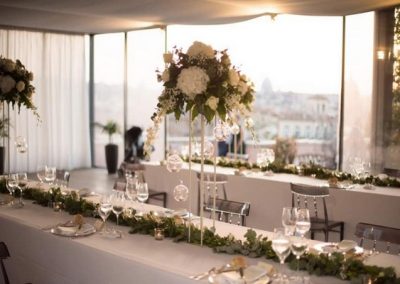 Centrotavola fiori e allestimento fiori bianchi elegante allestimenti feste compleanni matrimoni