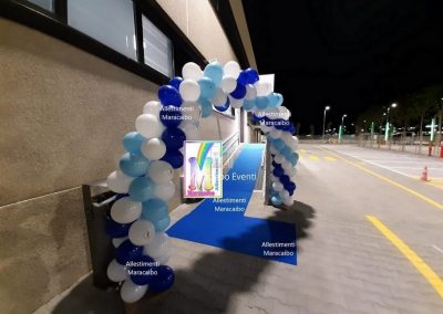 Centro commerciale Allestimento Evento aziendale pubblicità negozio locale centro commerciale festa inaugurazione decorazione Amazon palloncini arco colonne