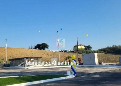 Allestimento evento aziendale pubblicità negozio locale centro commerciale festa inaugurazione palloni elio colonne palloncini