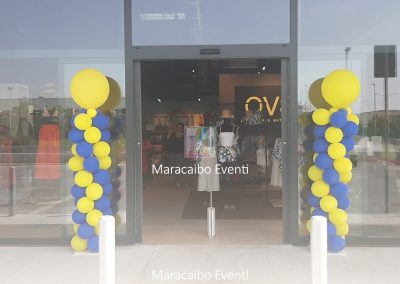 Centro commerciale Allestimento inaugurazione negozio locale commerciale OVS colonne palloncini archi evento aziendale Ancona Macerata