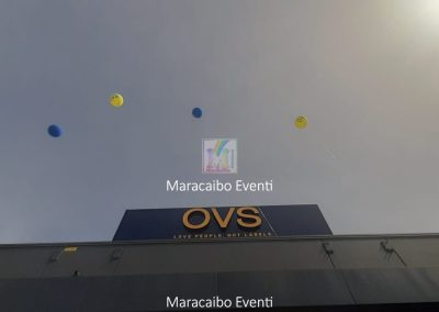 Negozio Allestimento inaugurazione negozio locale commerciale OVS palloni giganti elio colonne archi evento aziendale Ancona Macerata
