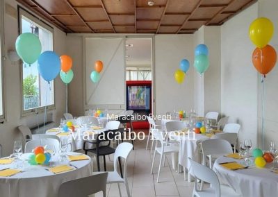 Allestimento sala tavoli centrotavola composizioni palloncini elio compleanno festa