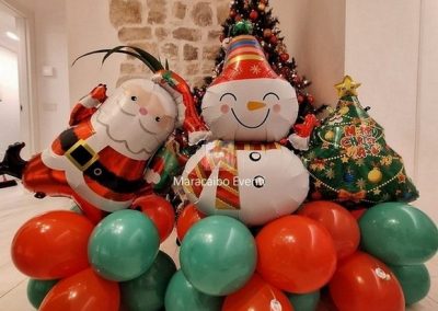 Centrotavola a tema natalizio composizione natale palloncini decorazione babbo natale