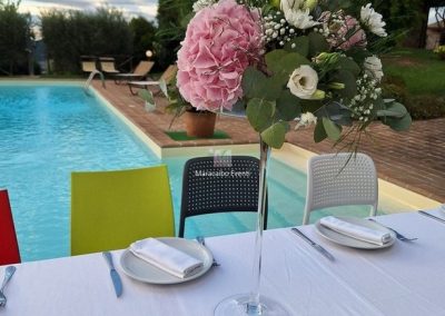 Centrotavola di fiori decorazione tavolo con fiori finti veri per feste eventi cerimonie