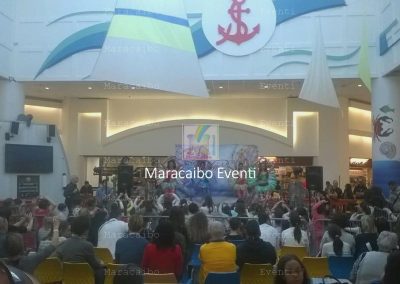 Centro commerciale negozi pubblicità negozio locale centro commerciale festa inaugurazione allestimento presentazione palco allestimento Auchan Conad Winx