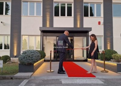 Taglio del nastro organizzazione evento aziendale inaugurazione anniversario negozio locale centro commerciale